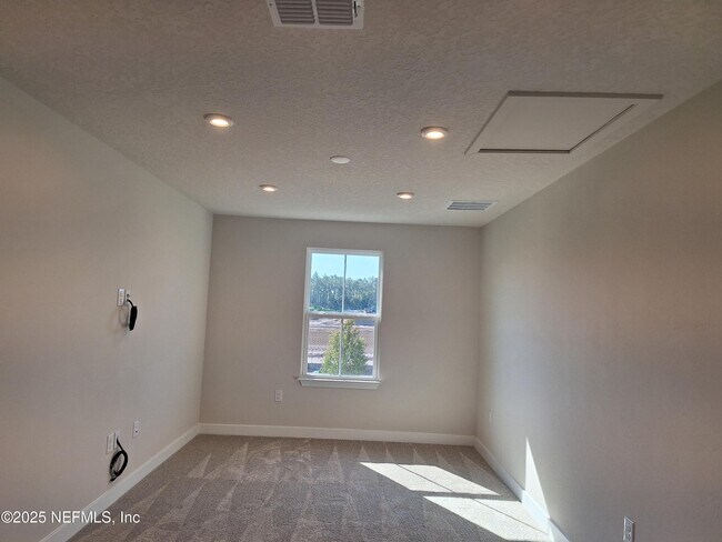 Building Photo - 102 Gaston Ct