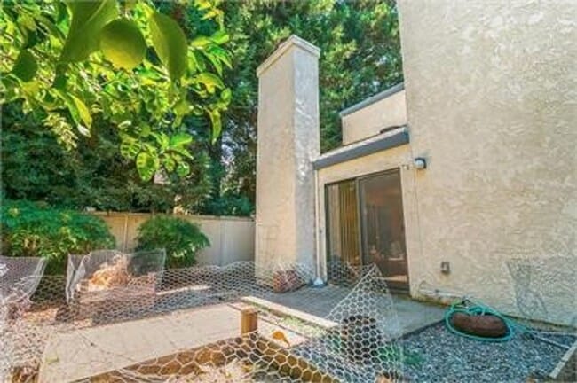 Building Photo - Great 2 bedroom, 1.5 bath in South Davis for September move in!