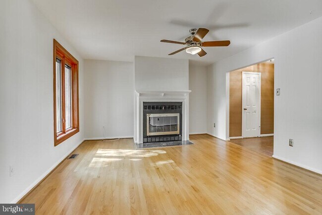 Building Photo - 1809 N Uhle St