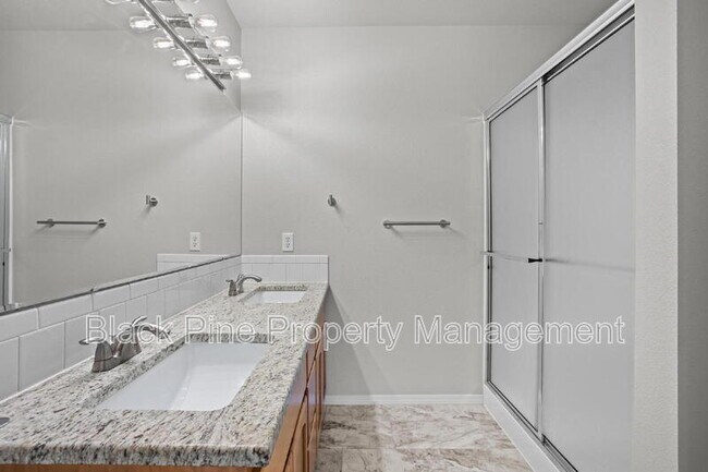 Building Photo - 543 W Bosanka Dr