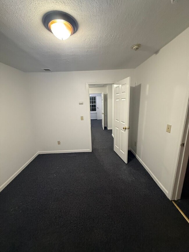 Building Photo - 2-Bedroom Apartment with Skylights in Adams, MA