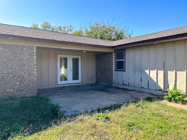 Building Photo - 4 Bedroom / 2 Bath / 2 Car Garage