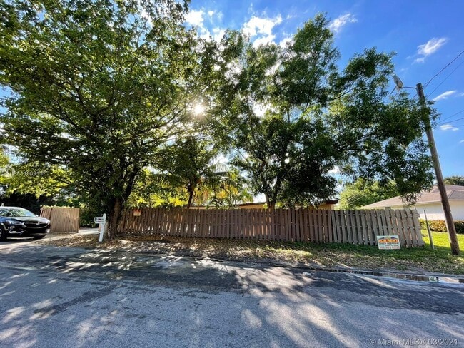 Building Photo - 633 NW 15th Ave