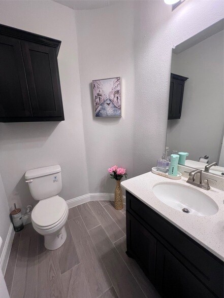 Building Photo - 9832 El Colina Dr