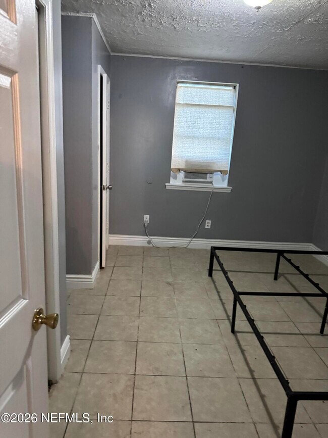 Building Photo - 1138 E 19th St