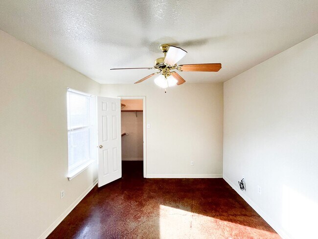 Building Photo - 1913 Charleston Ct