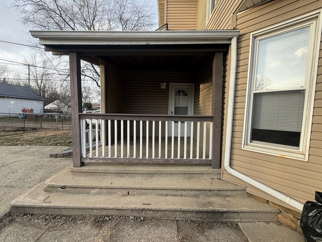 Building Photo - 429 Maple Ave