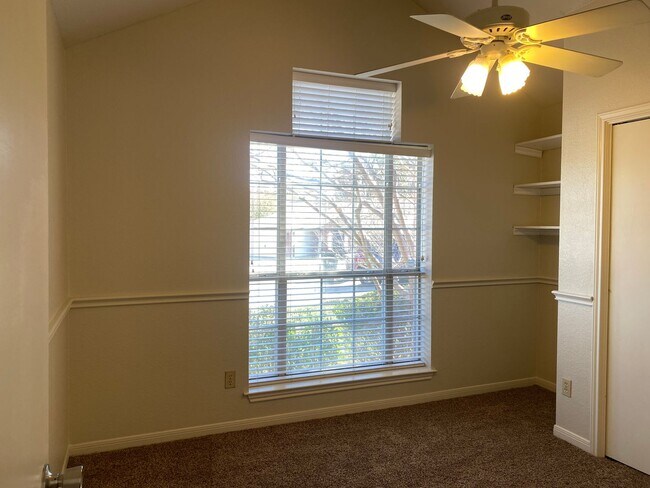 Building Photo - UPDATED 3 BEDROOM, EASY COMMUTE