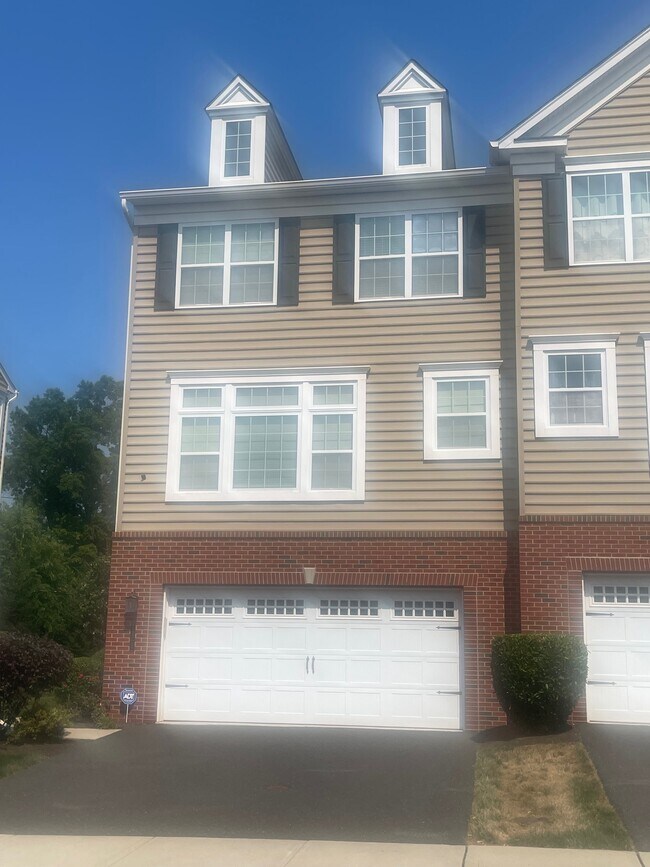 Building Photo - 121 Carillon Hill Ln