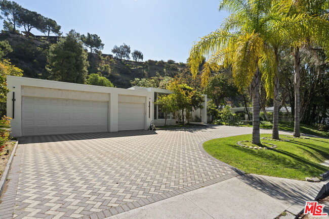 Building Photo - 1860 Loma Vista Dr