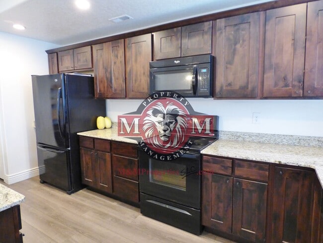 Building Photo - 3 Bd 3.5 Bath 2 Car Garage Townhome in Sandy