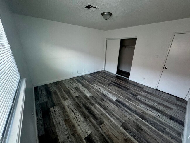Building Photo - 3 BEDROOM 2 BATH, UPSTAIRS UNIT, NO CAPRET...