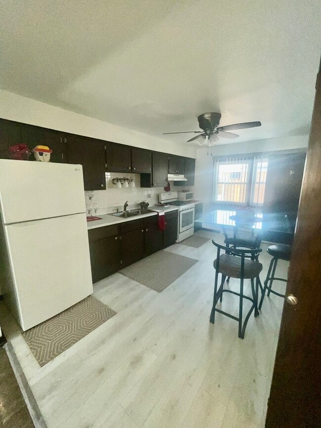 Building Photo - 1601 Downs Dr