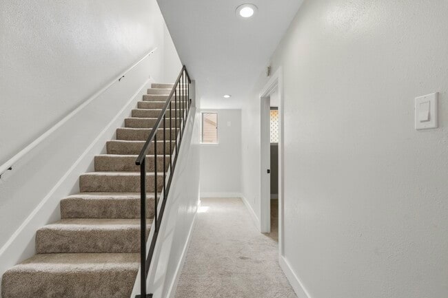 Building Photo - 1063 Country Pl Dr