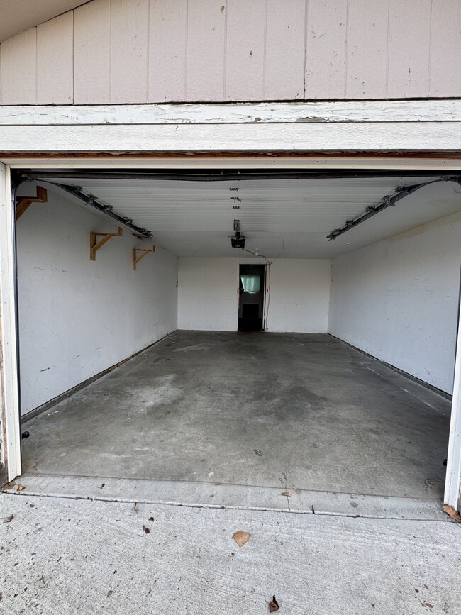 Building Photo - 560 E 6th N