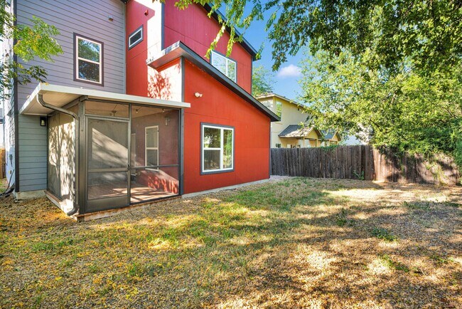 Building Photo - Modern Comfort Minutes from Downtown
