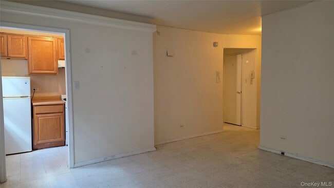 Building Photo - 140-65 Beech Ave
