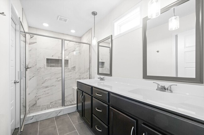 Building Photo - Pet Friendly Three Bedroom with Bonus!
