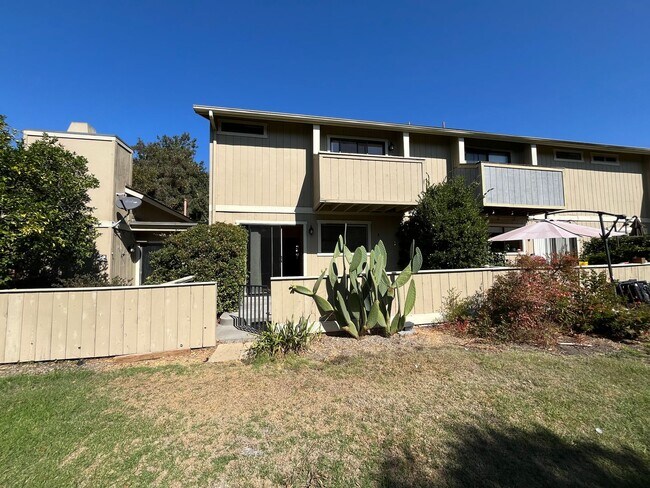 Building Photo - King Courts Condo! Backs to the Park! Bloc...