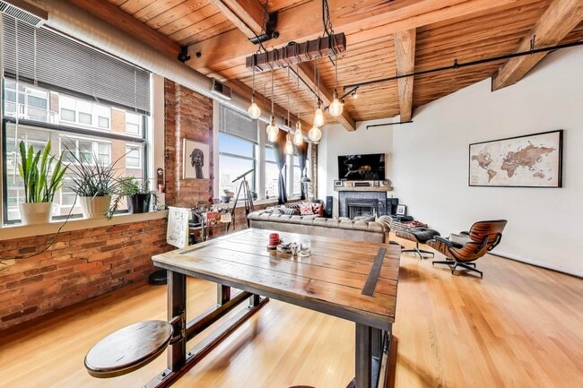 Building Photo - 913 W Van Buren St