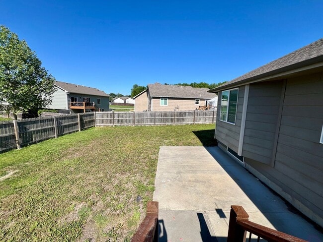Building Photo - Spacious 4 Bedroom Home in Scenic Meadows ...