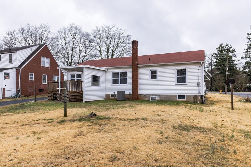 Building Photo - 611 Polo Rd