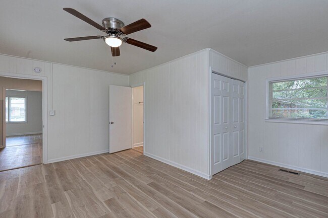 Building Photo - 2864 Hawthorne Dr