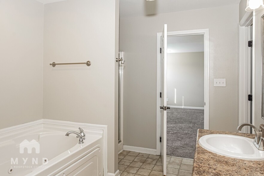 Building Photo - 3225 Lakeland Dr SW