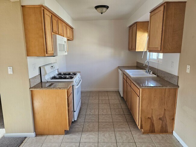 Building Photo - 414 21st St