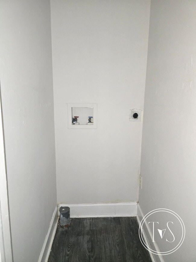 Building Photo - RATE DROP ALERT (was $1900/month)!