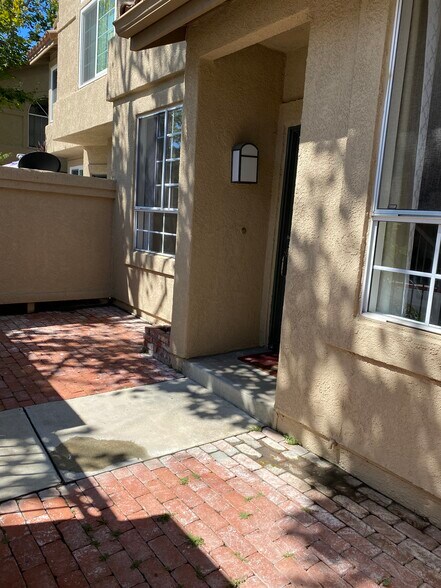 Building Photo - 14 Hillgate Pl