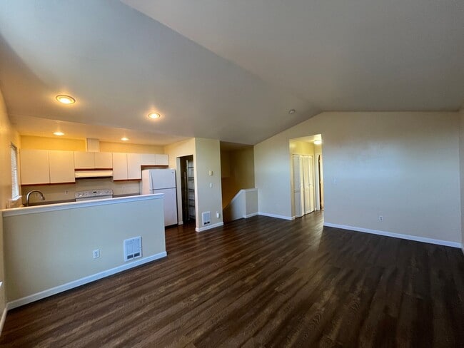 Building Photo - Spacious 3 Bedroom w/ Attached Garage
