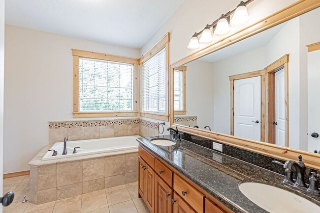 Building Photo - Beautiful- 5 bed/3 bath, 3 car garage and ...