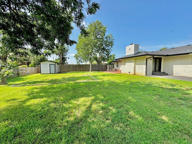 Building Photo - Lawn Care & WiFi Included