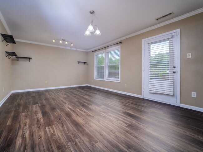 Building Photo - 910 Torsion Lane