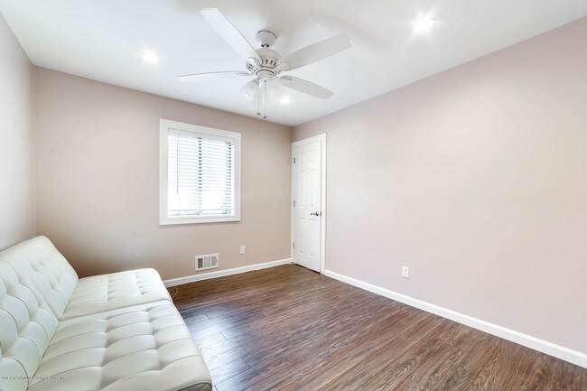 Building Photo - 291 Tanglewood Dr