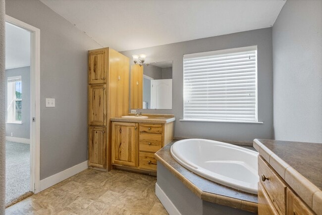 Building Photo - Short term leases available: 3 bed 2 bath ...
