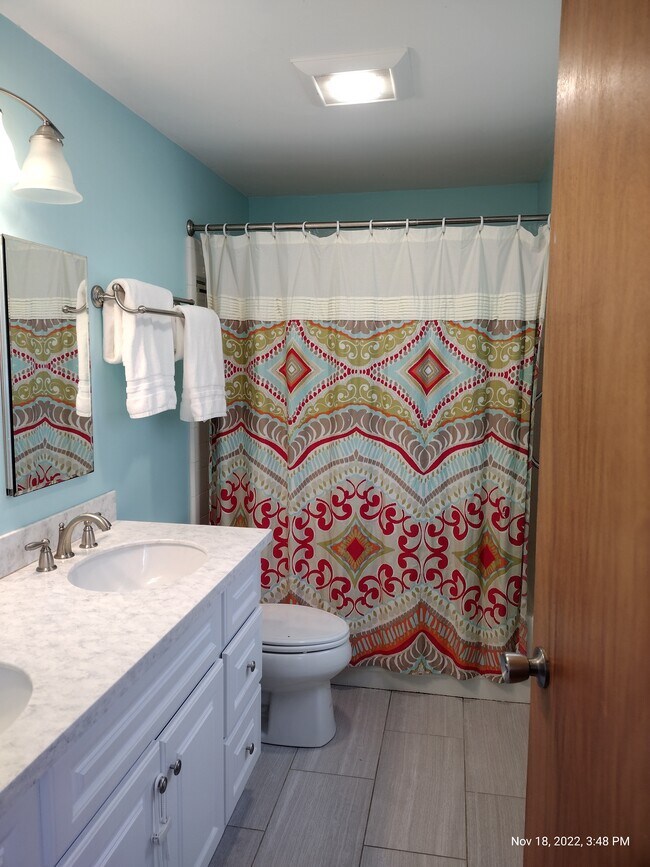 Upper Level Full Bath - 2000 Autumn Ln