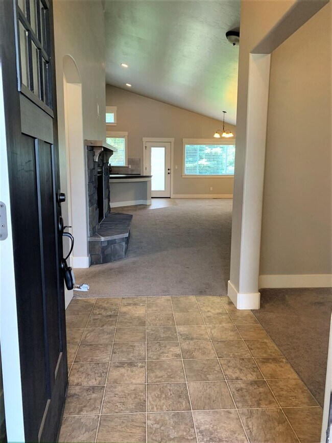 Building Photo - Beautiful 3 bed 2 bath home in the Eaglefi...