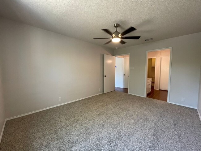 Building Photo - AVAILABLE NOW 2 BED 2 BATH TOWNHOME IN CLE...