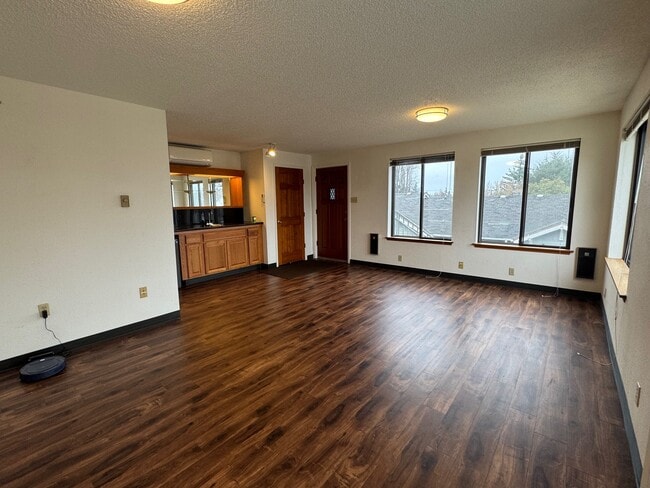 Building Photo - 4924 N Pearl St