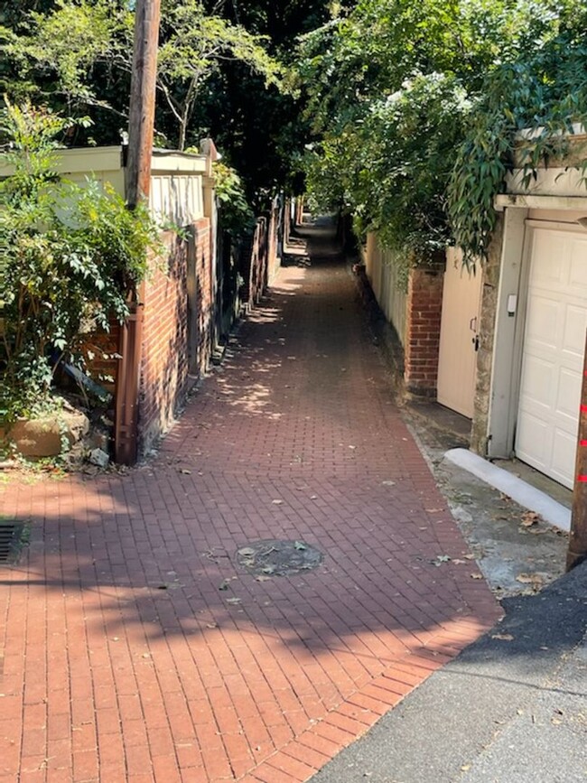 Building Photo - 1BR in Georgetown East Village WITH PARKIN...