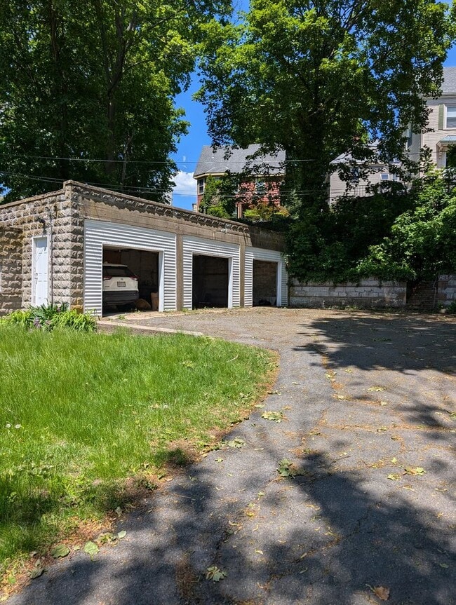 Building Photo - Charming 3-Bedroom, 3-Bathroom Home