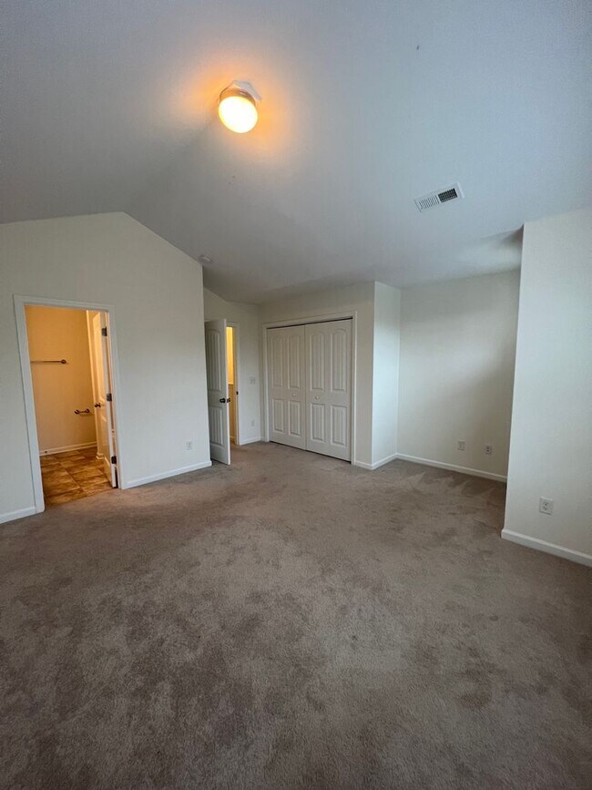 Building Photo - SAYLOR'S WATCH - 3 Bedroom Townhome in Mon...