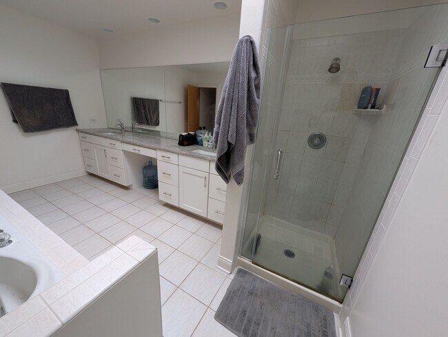 Building Photo - Rarely on the Market! Luxury 4-Bed/3-Bath Duplex in Lincoln Park