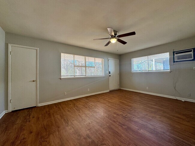 Building Photo - 1014 N Larchmont Dr