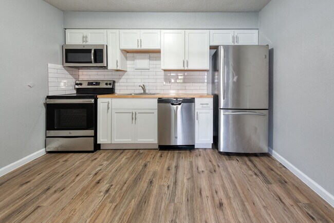 Building Photo - 2040 Yale Ave