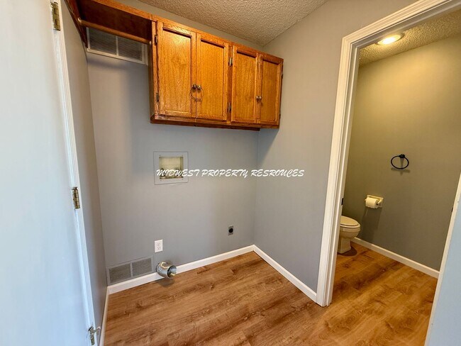 Building Photo - Charming 2bd 1.5 bath Duplex w/ Garage for Lease