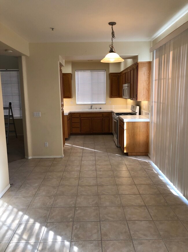 Kitchen - 460 Middlebury Ct