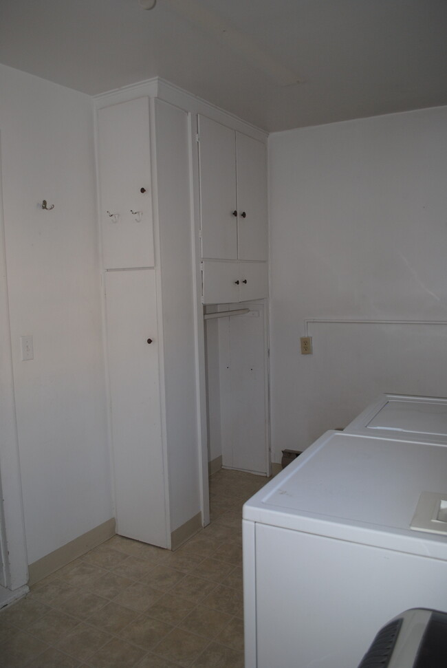 Extra storage in the laundry room - 2914 W Woodlawn Ave